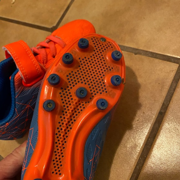 Kids cleats size 10 - Picture 4 of 4